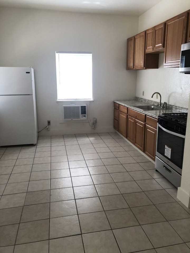 1536 Montgomery St - Photo 3 of 8