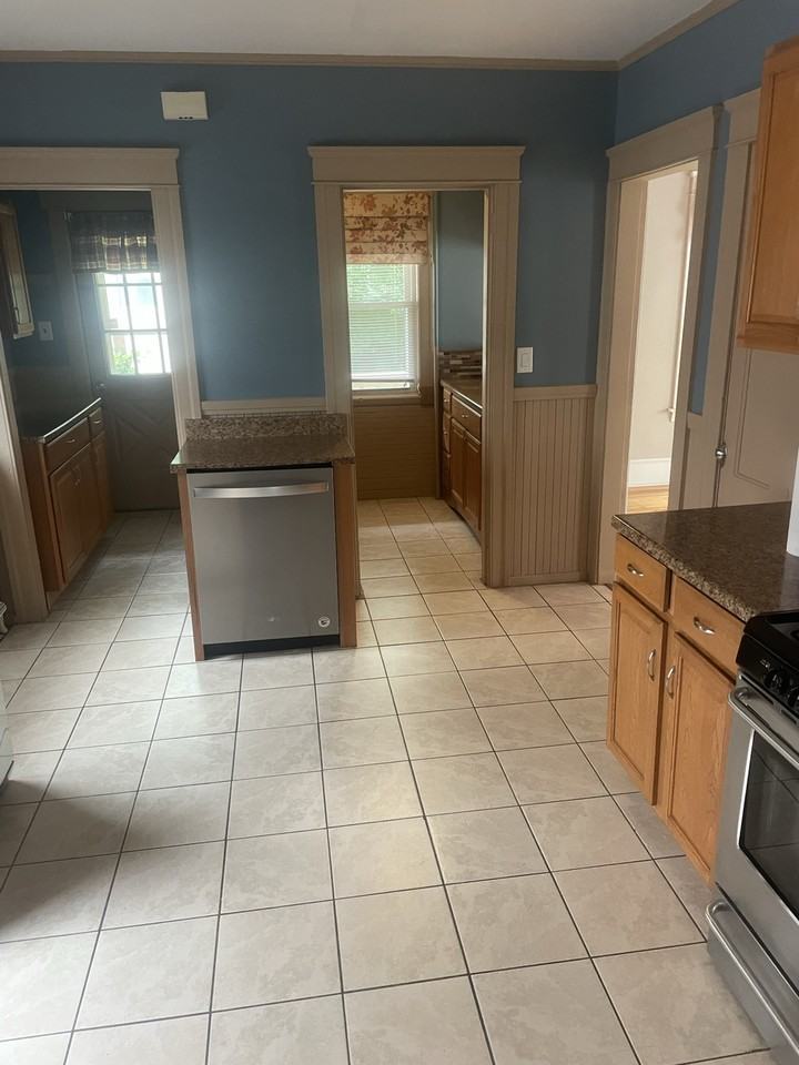 98 Whitmarsh Ave - Photo 3 of 10