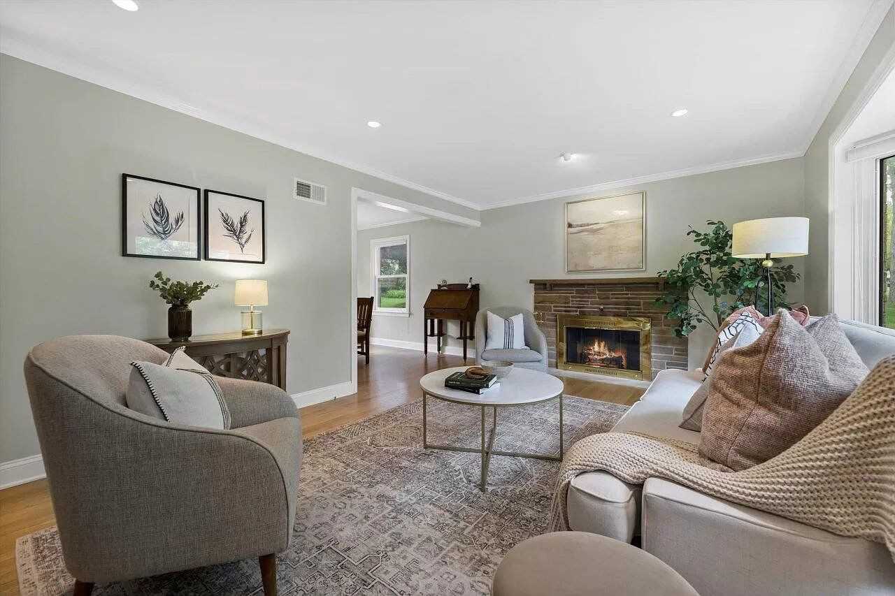 6261 N Bay Ridge Ave - Photo 3 of 30