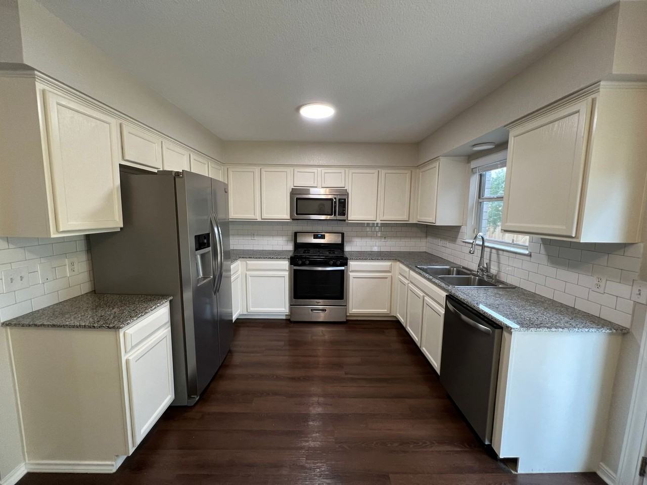 4713 Castleman Dr - Photo 5 of 25