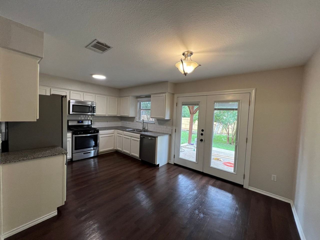 4713 Castleman Dr - Photo 6 of 25
