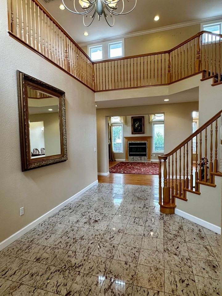 1095 Barnes Ct - Photo 2 of 31