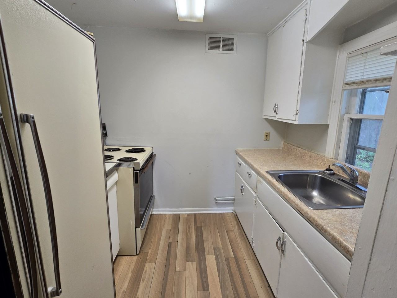 367 1/2 Utah Ave Se - Photo 3 of 6