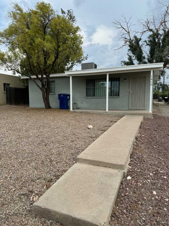 1410 E Elm St #NA - Photo 2 of 37