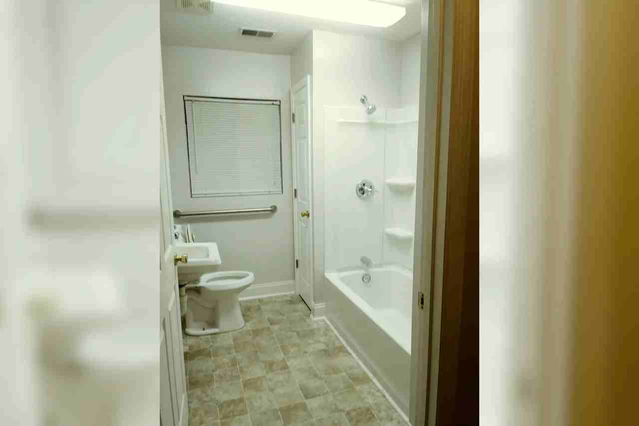 702 E Mccarty St - Photo 3 of 10