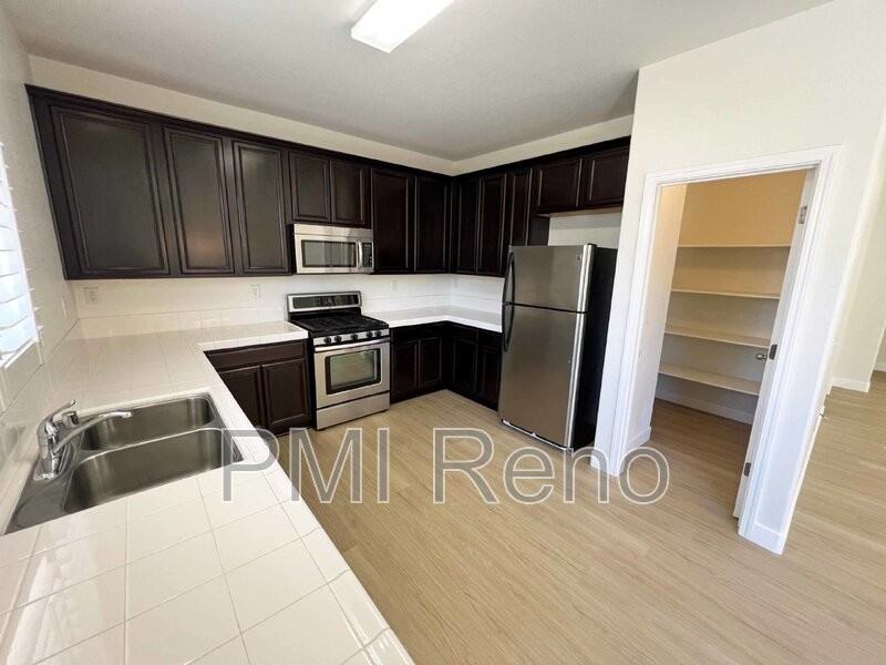 525 Verelli Ct - Photo 5 of 14