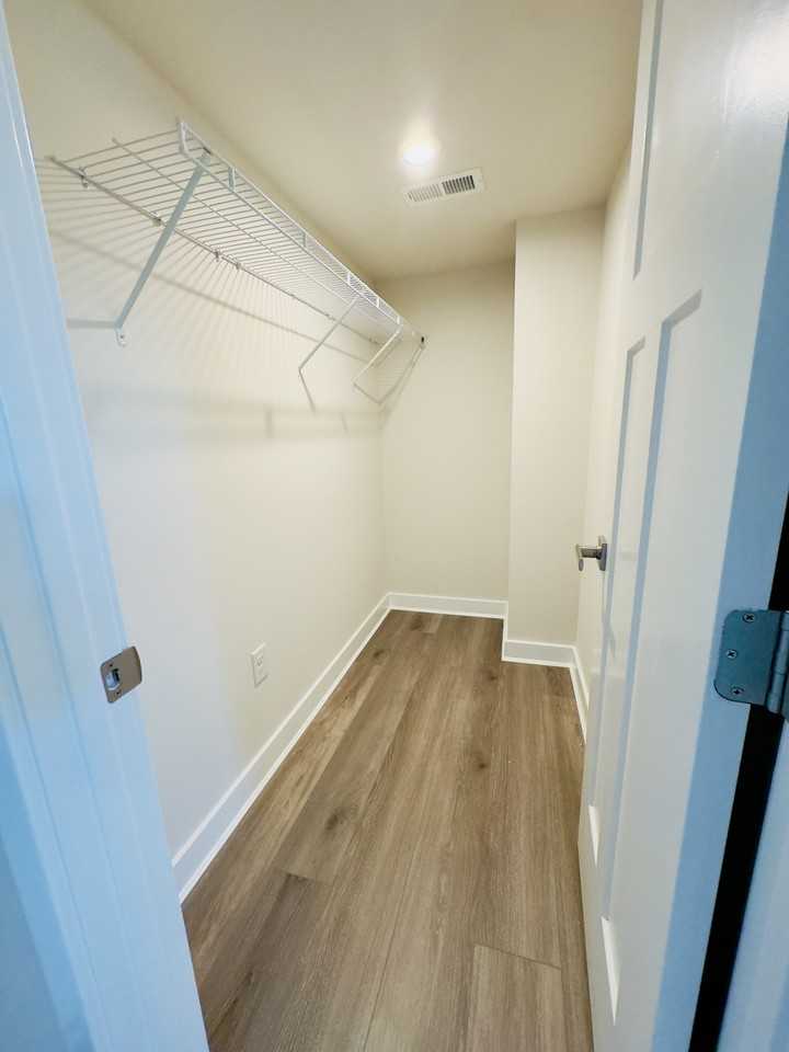 342 E Green St - Photo 3 of 20