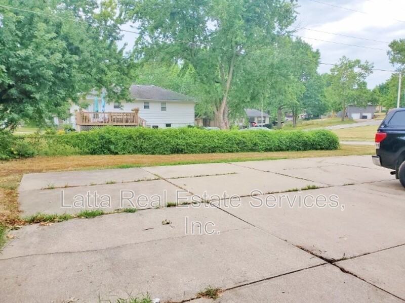 1900 Sw 6th St - Photo 3 of 14