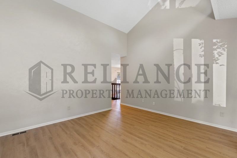 10919 W Nantucket St - Photo 4 of 26