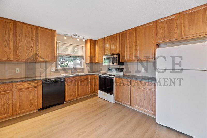 10919 W Nantucket St - Photo 7 of 26