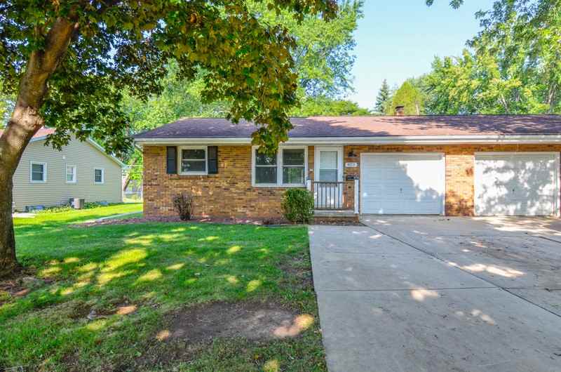 825 Smits St - Photo 2 of 41