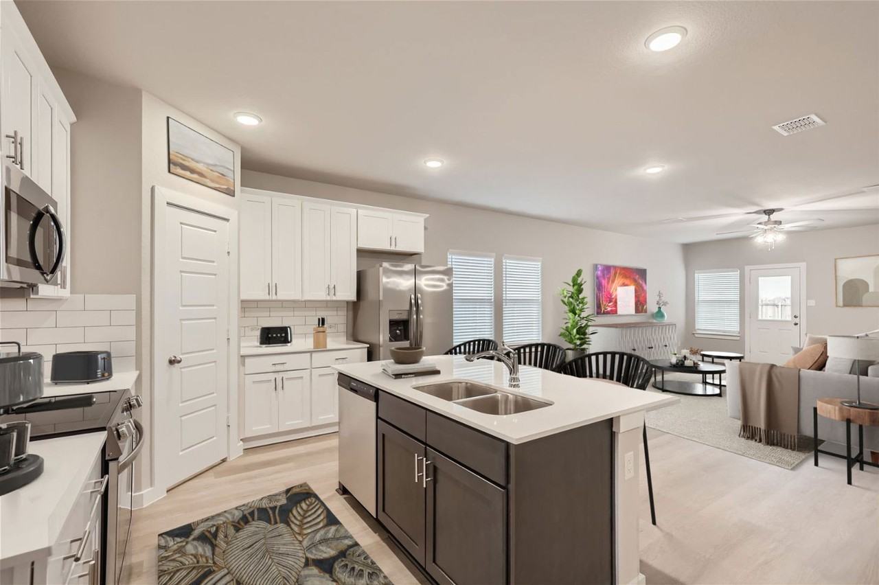 502 Sandy Glen Ln - Photo 3 of 10