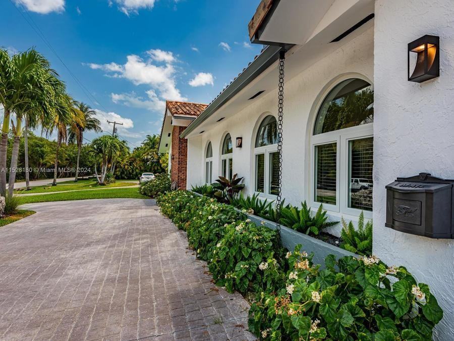 1036 Lugo Ave - Photo 2 of 17