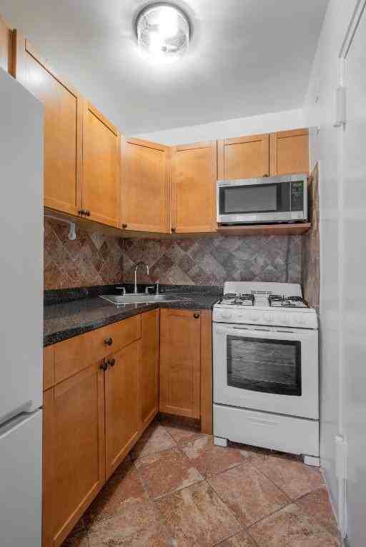 341 W 88th St - Photo 3 of 6