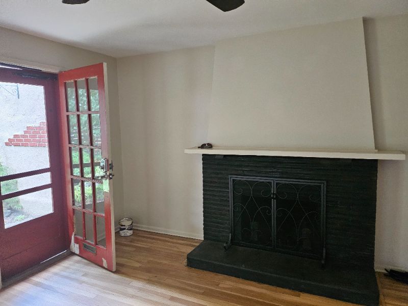 1221 1/2 S Division St - Photo 3 of 7