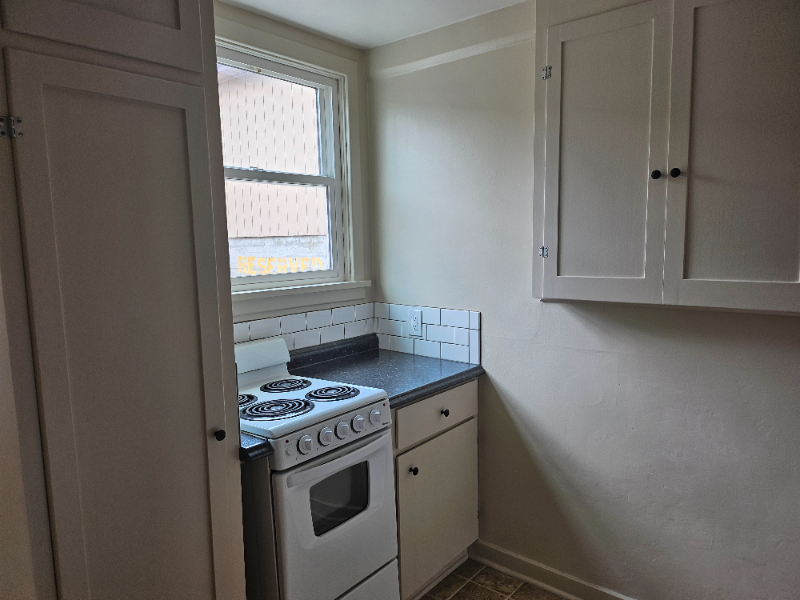 1221 1/2 S Division St - Photo 4 of 7