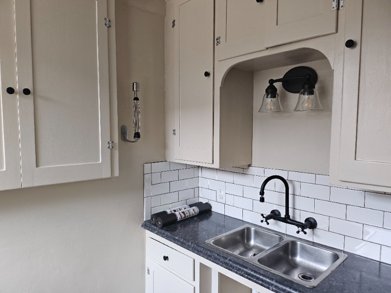 1221 1/2 S Division St - Photo 5 of 7