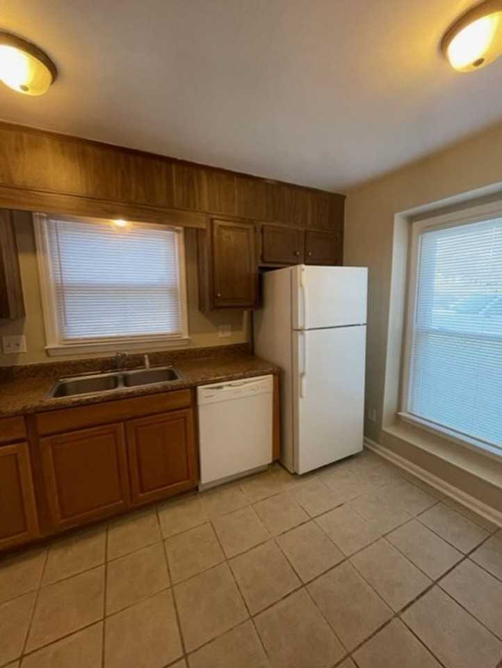 1728 Village Lake Dr - Photo 2 of 15