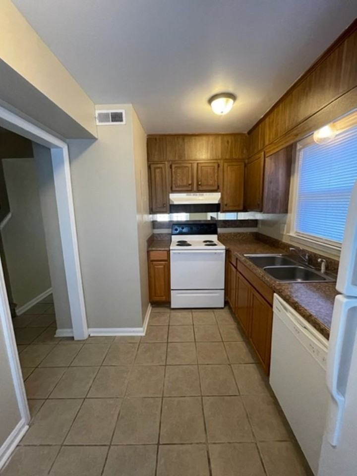 1728 Village Lake Dr - Photo 3 of 15