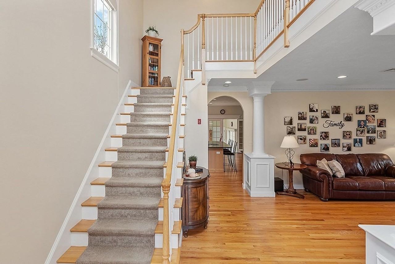 33 Ipswich Dr - Photo 2 of 36