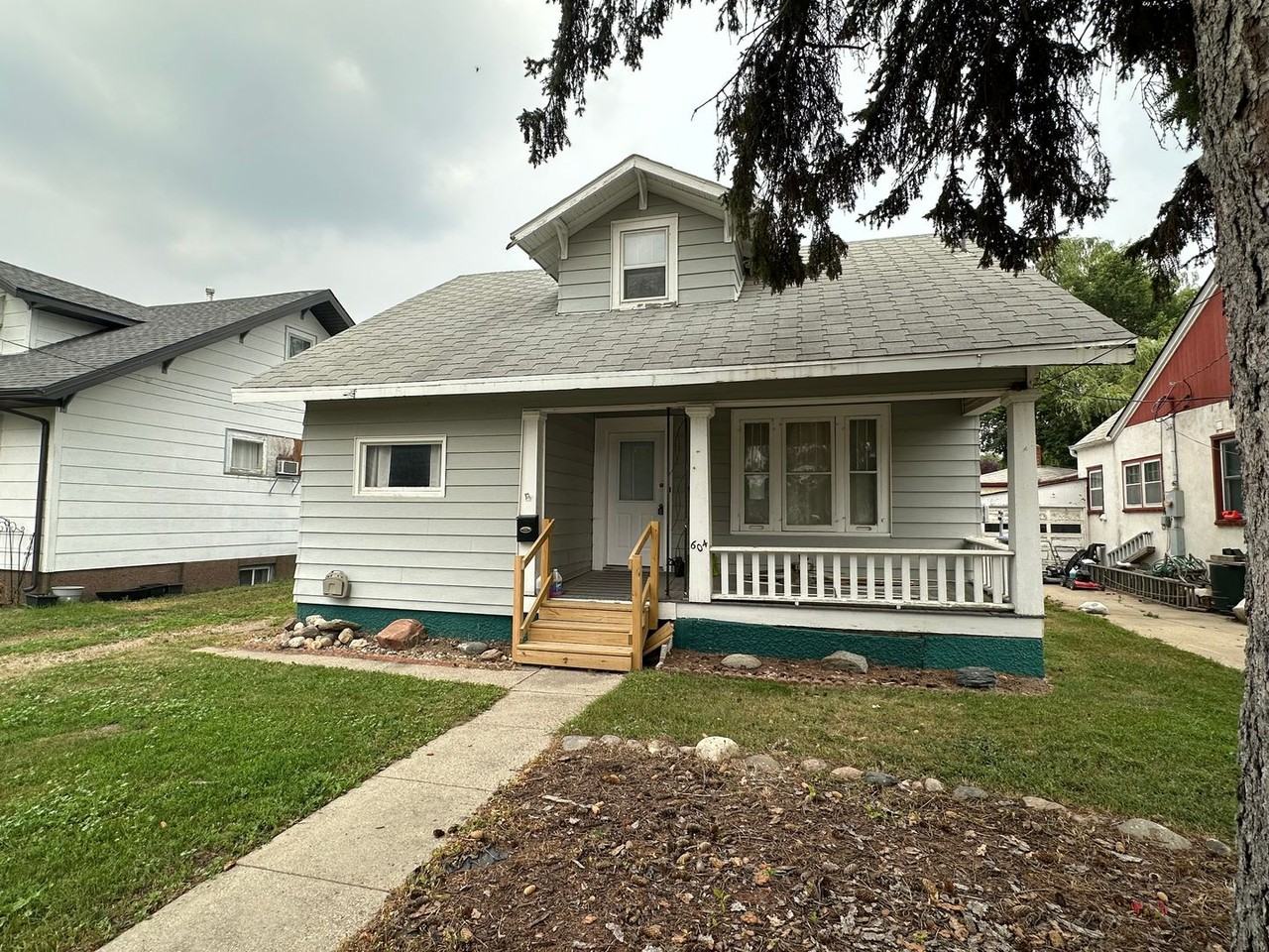 604 4th St Ne - Photo 2 of 13