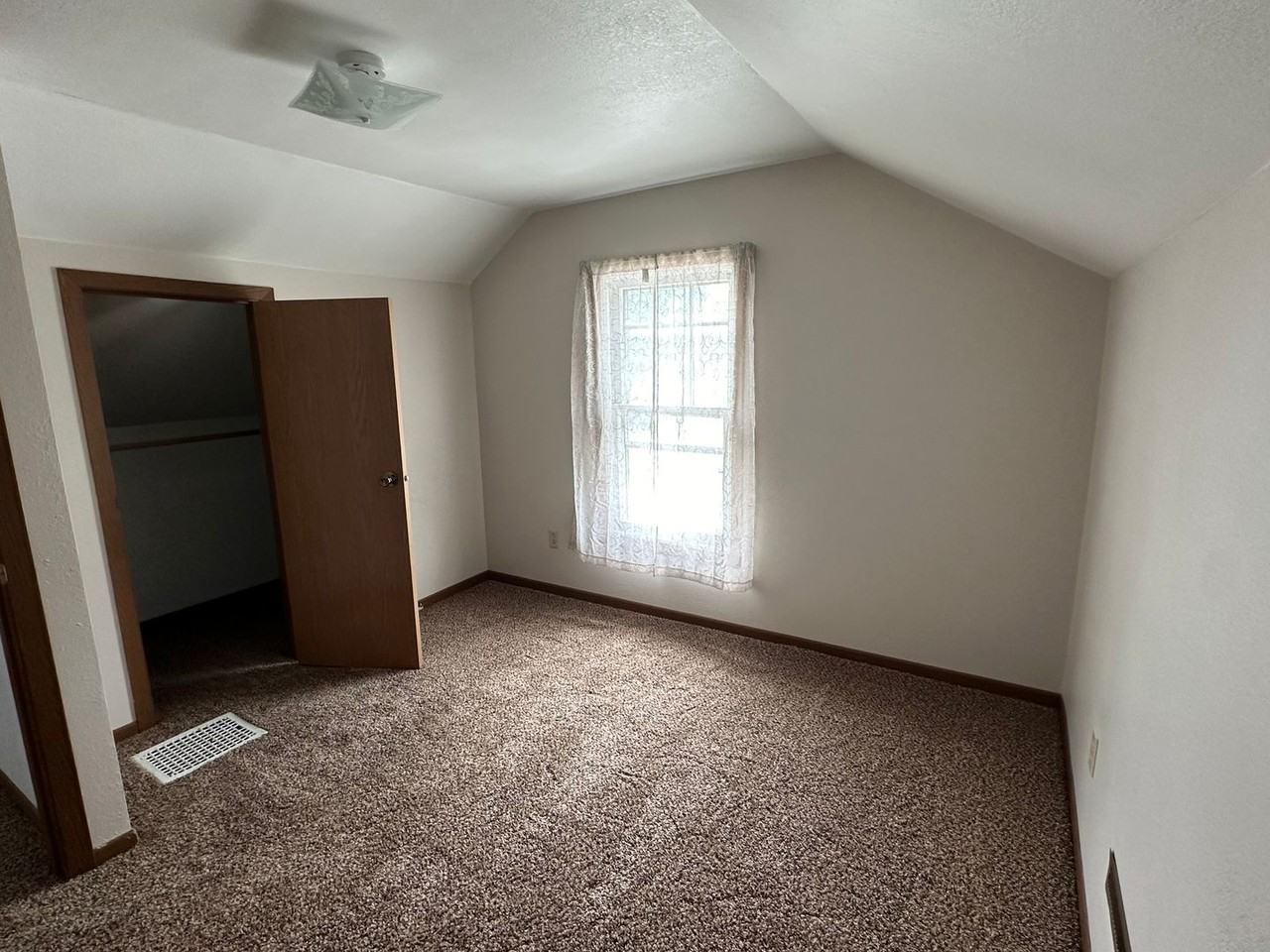 604 4th St Ne - Photo 4 of 13