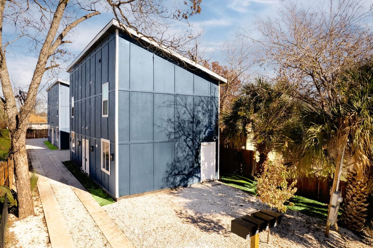 1005 Essex St #202 - Photo 2 of 14