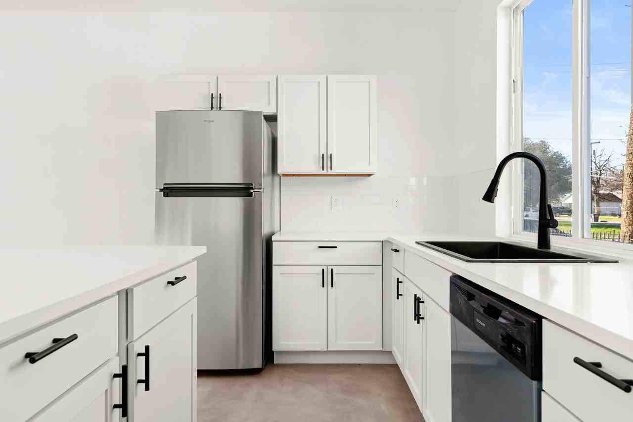 1005 Essex St #202 - Photo 3 of 14