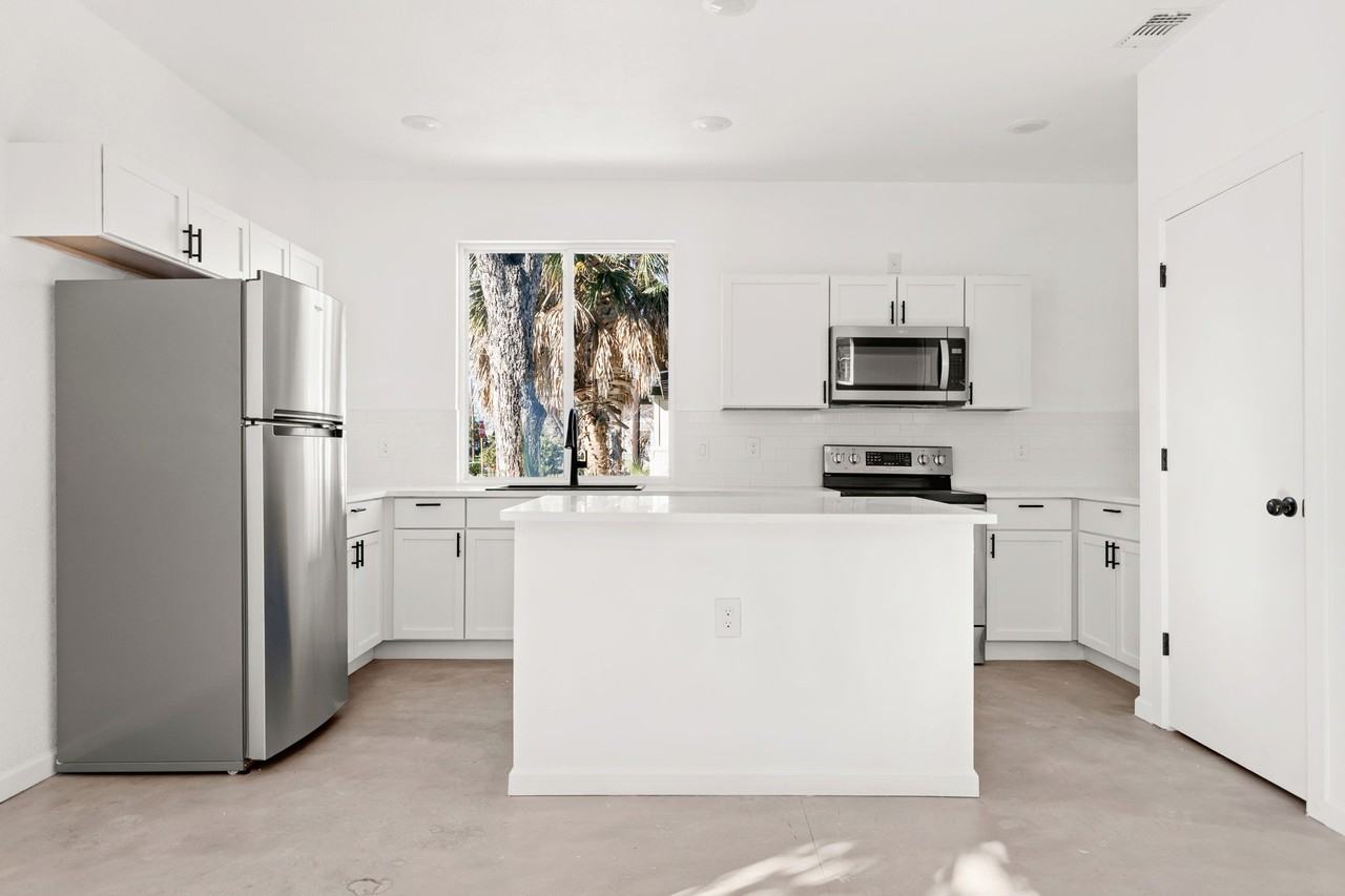 1005 Essex St #202 - Photo 4 of 14