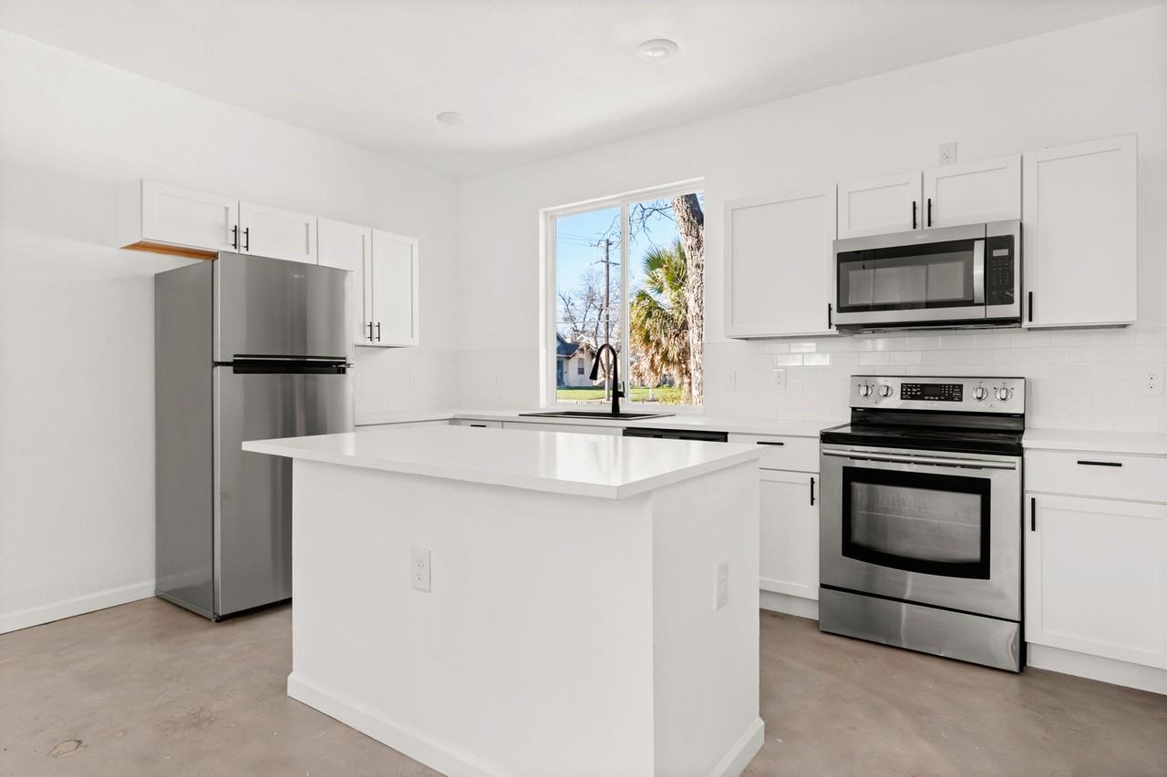 1005 Essex St #202 - Photo 5 of 14