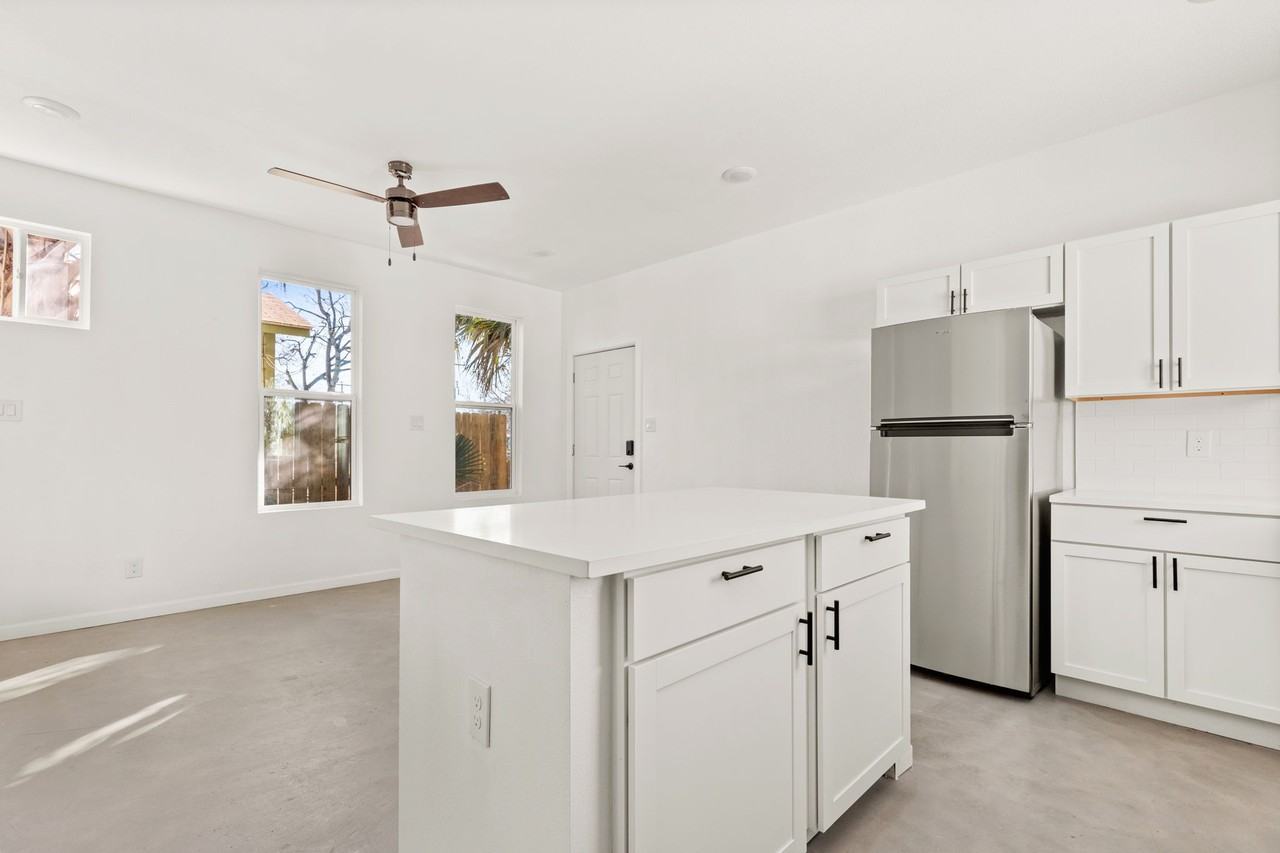 1005 Essex St #202 - Photo 6 of 14