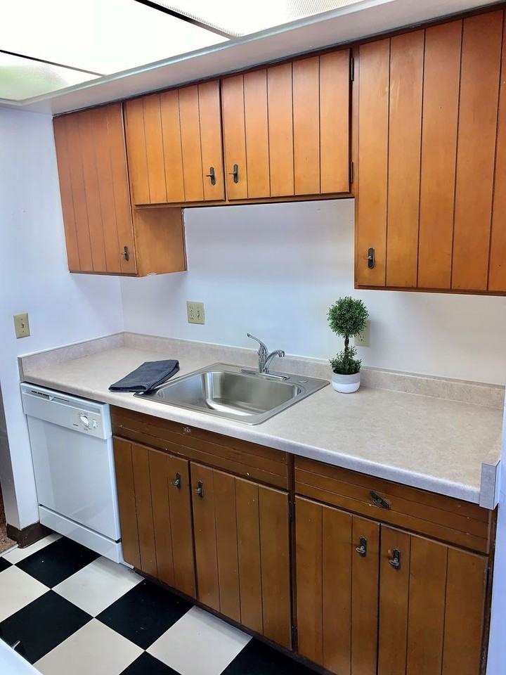 Oakview Manor - Photo 4 of 11