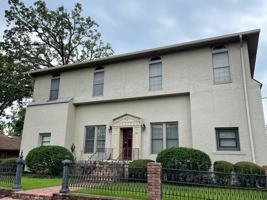 featured image of 4611 Woodlawn Dr