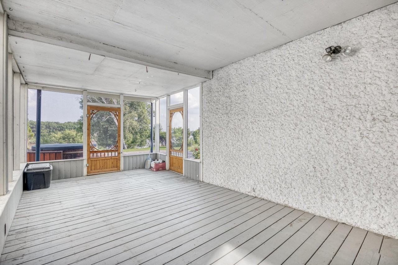 978 Riviera Cres - Photo 2 of 23