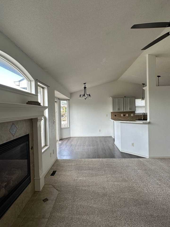 207 E Stone Path St - Photo 3 of 34