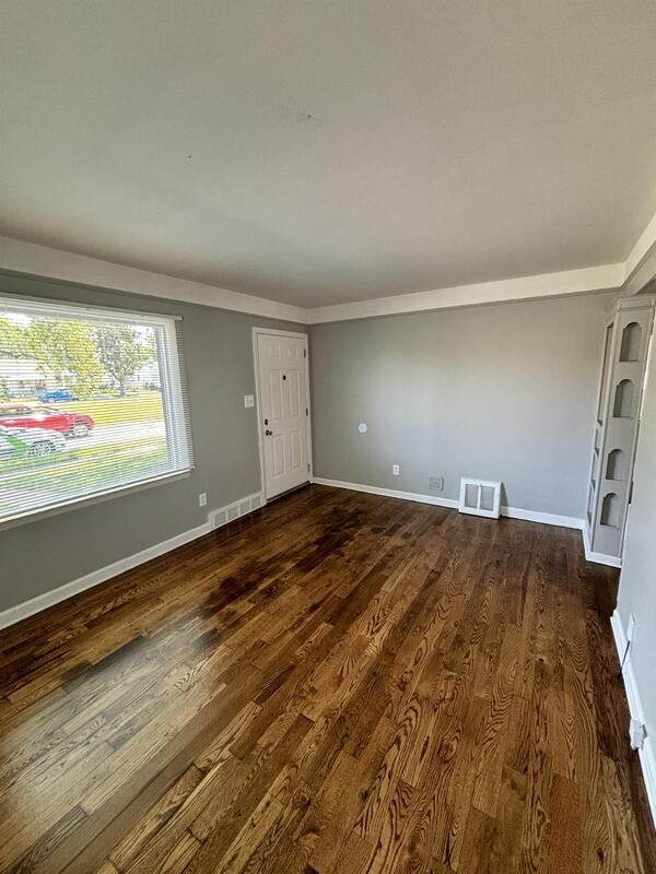 1084 Electric St - Photo 2 of 14