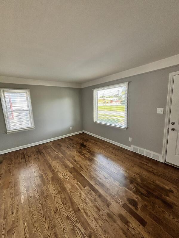 1084 Electric St - Photo 3 of 14