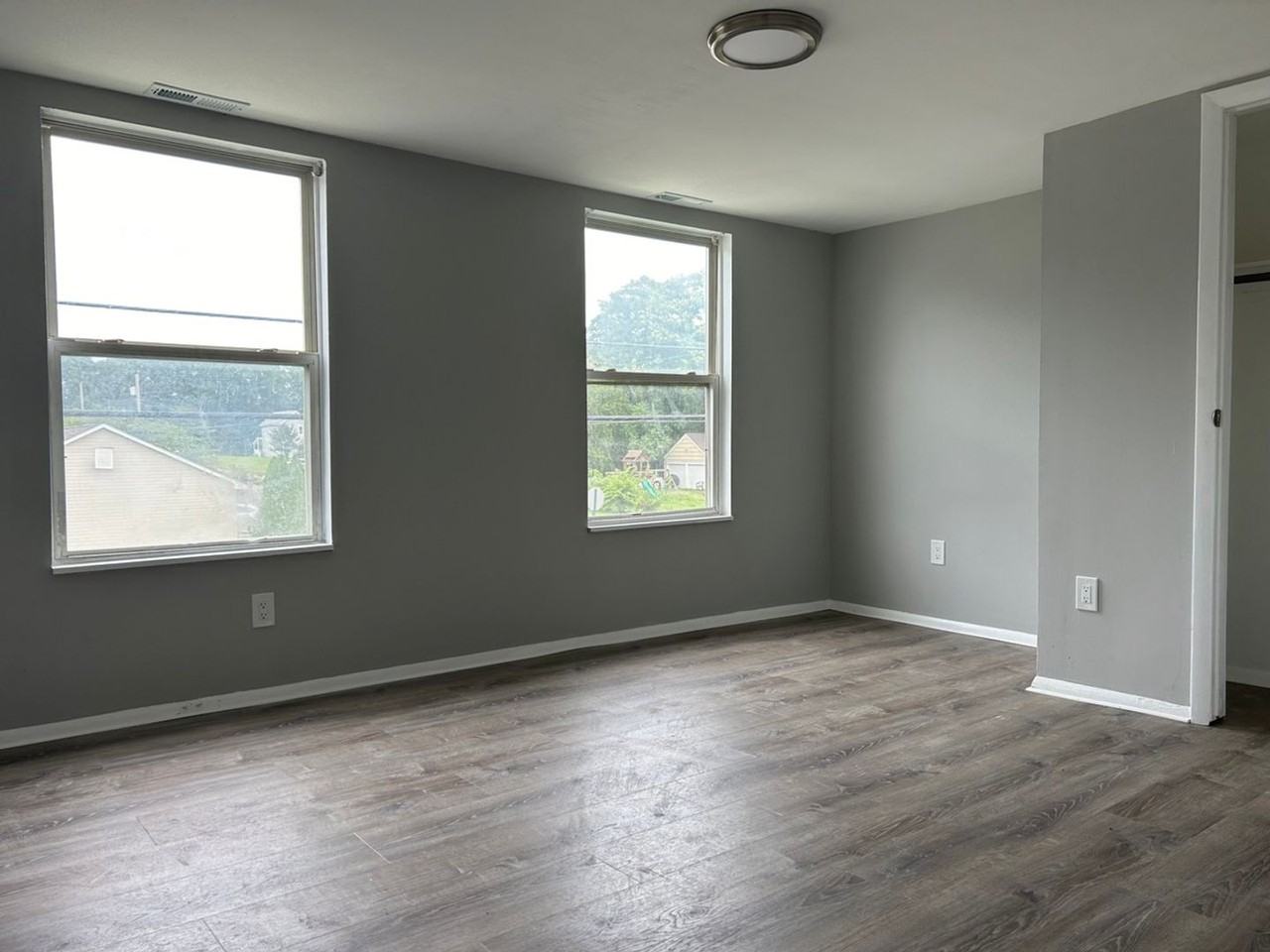 1302 McClellan Ave - Photo 2 of 8