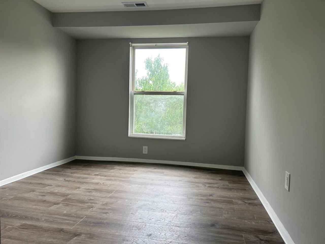 1302 McClellan Ave - Photo 3 of 8