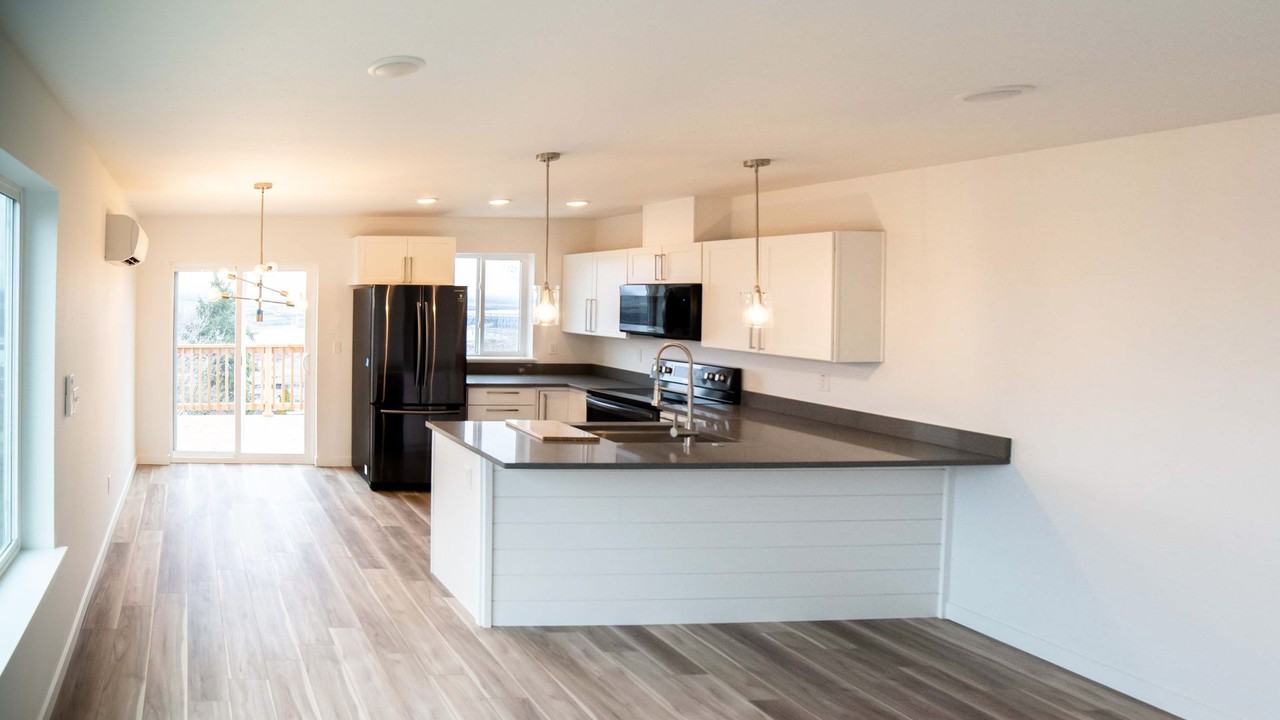 2725 E 9th St - Photo 2 of 18