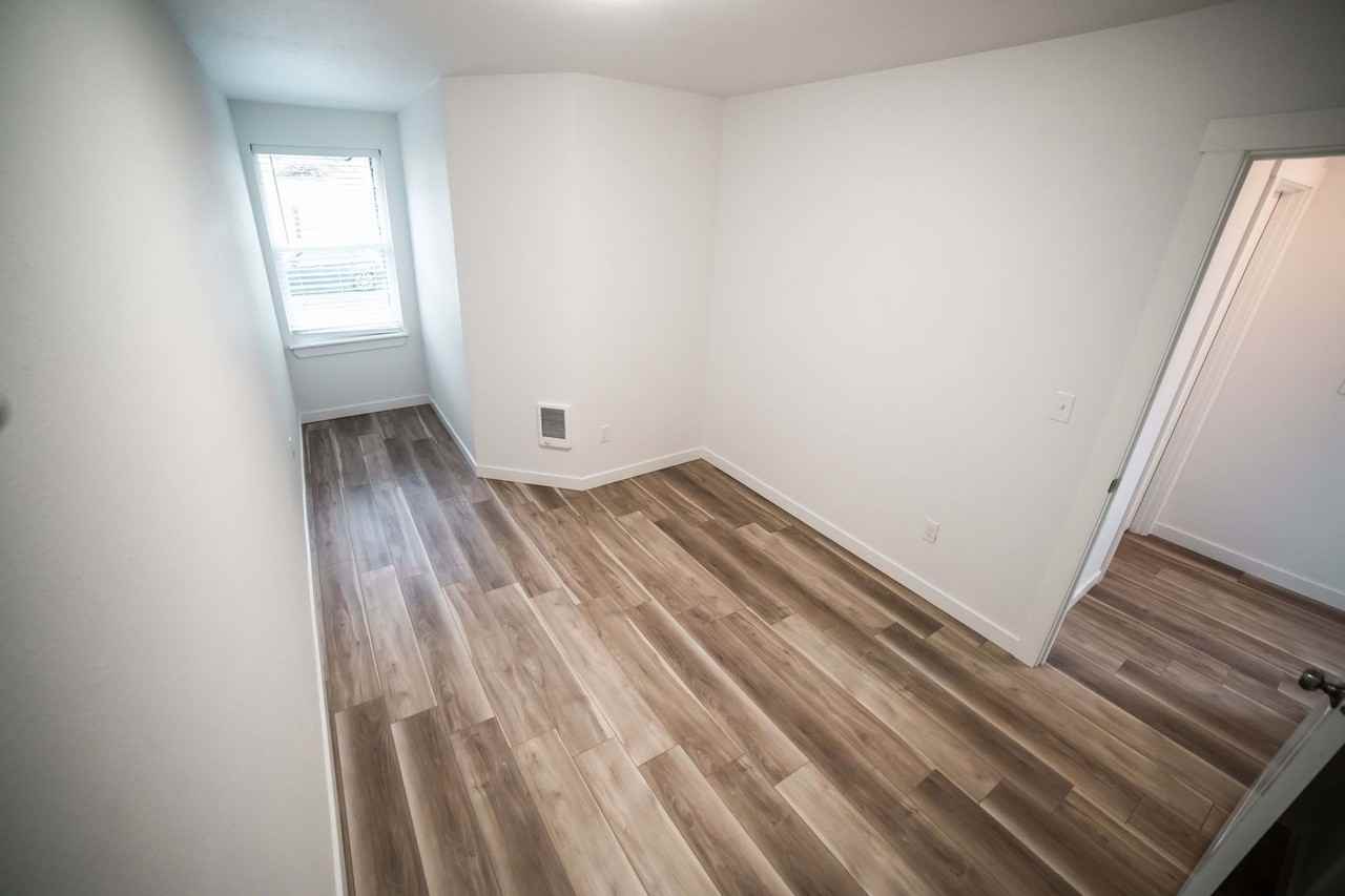 2725 E 9th St - Photo 6 of 18