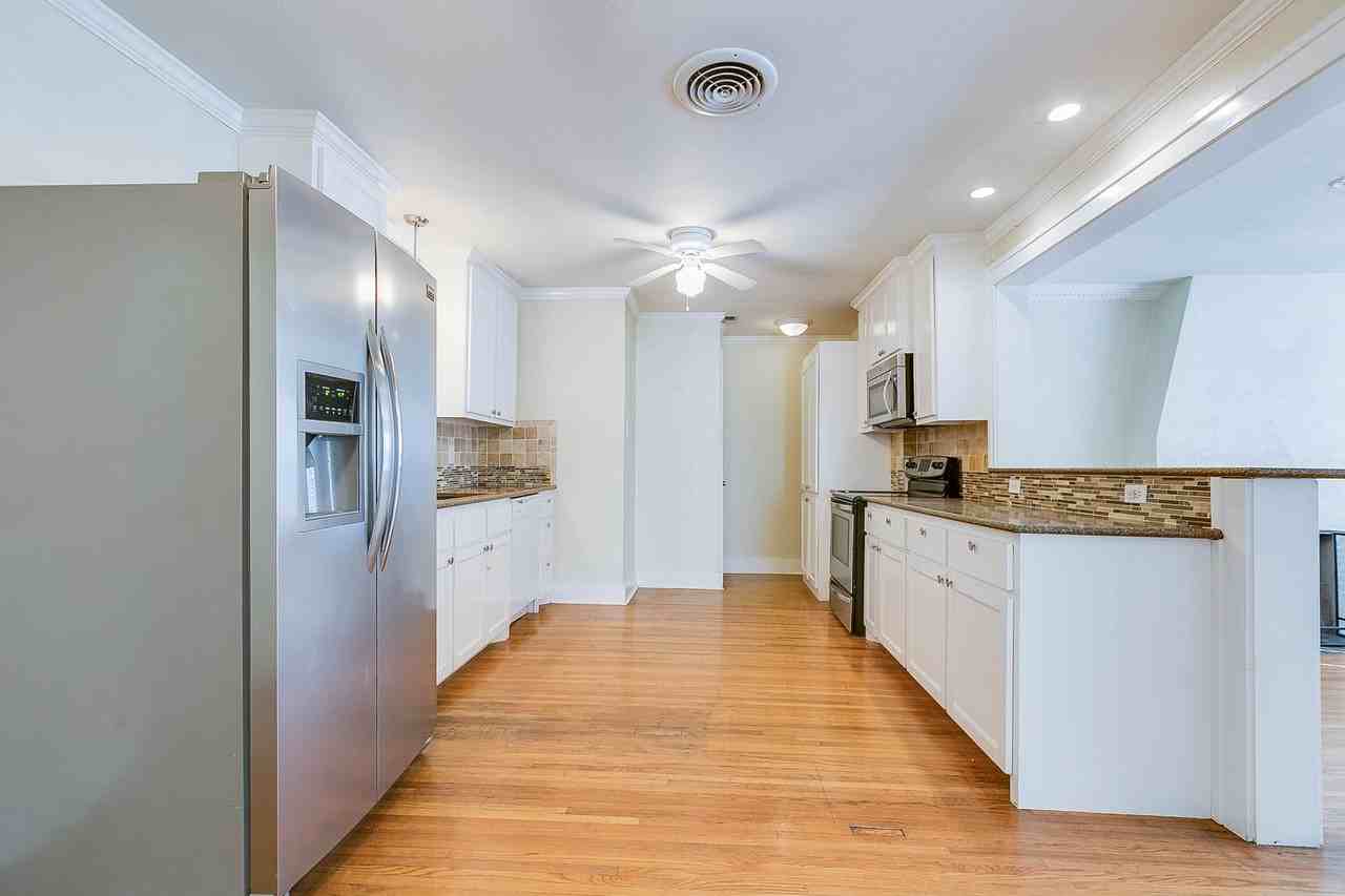 1119 Kenwood Dr - Photo 5 of 33