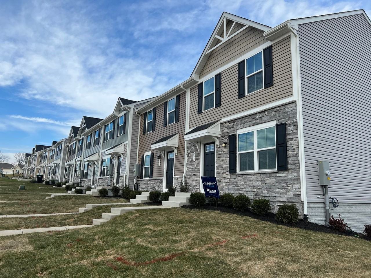 100 Spring Pl - Photo 3 of 4