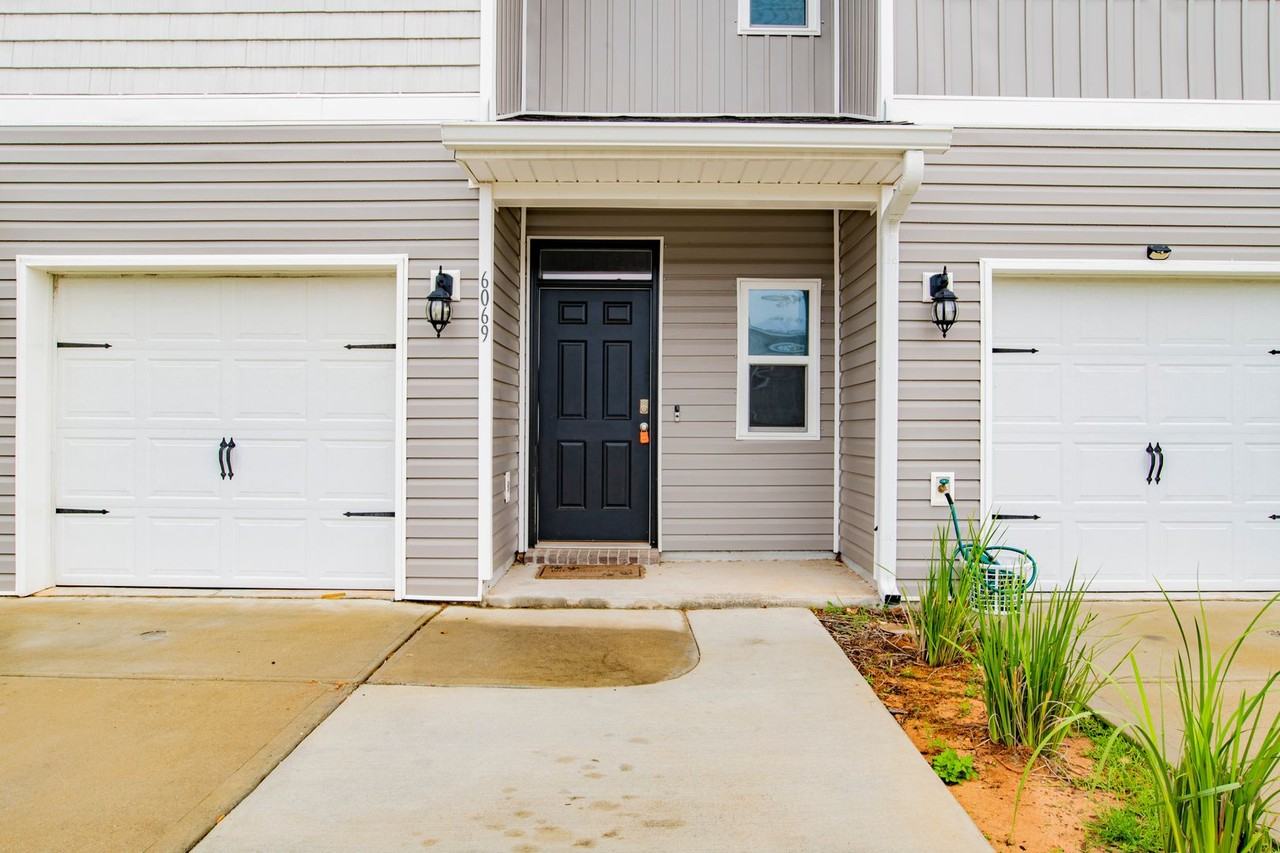 6069 Royal Port Ct - Photo 2 of 21