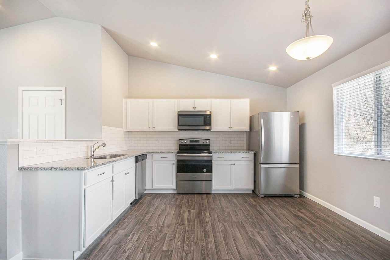 11538 Broadbent Rd - Photo 3 of 26