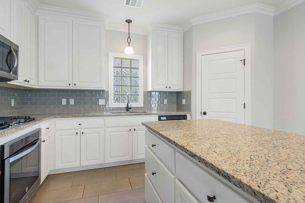 2619 Cresthaven Ave - Photo 3 of 10