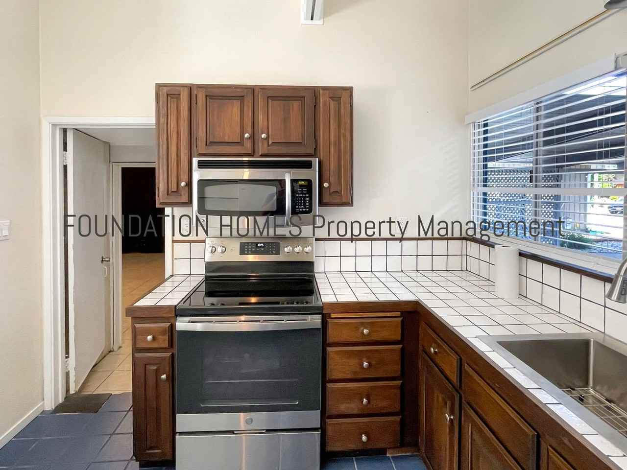 433 Hickory Ln - Photo 3 of 14