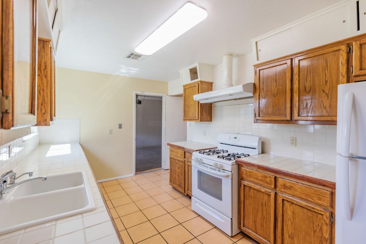 1313 Mckinley Ave - Photo 2 of 23