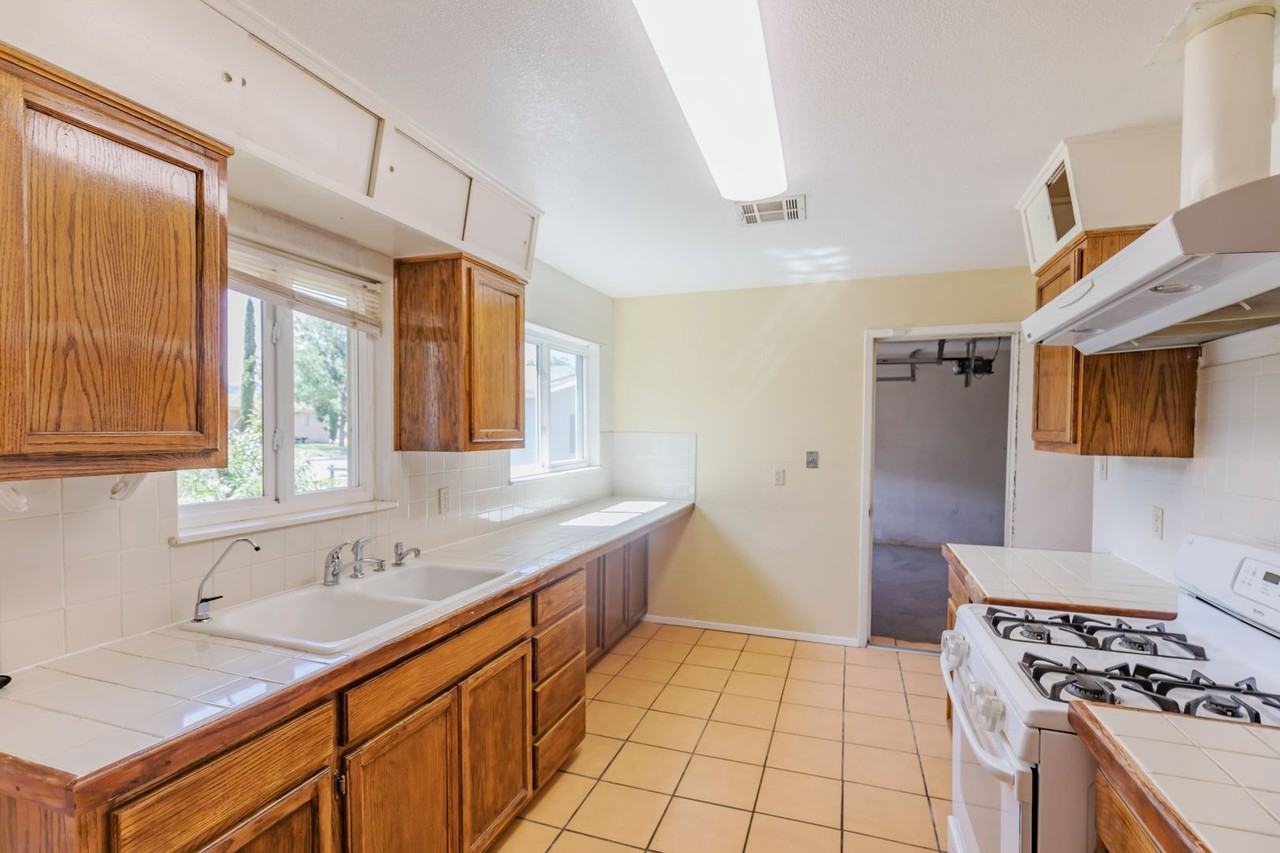 1313 Mckinley Ave - Photo 3 of 23