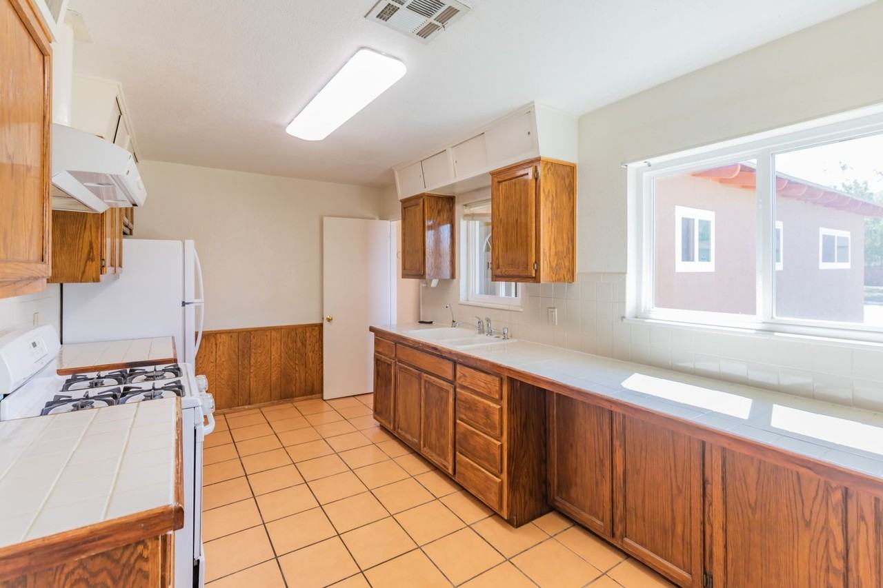 1313 Mckinley Ave - Photo 4 of 23